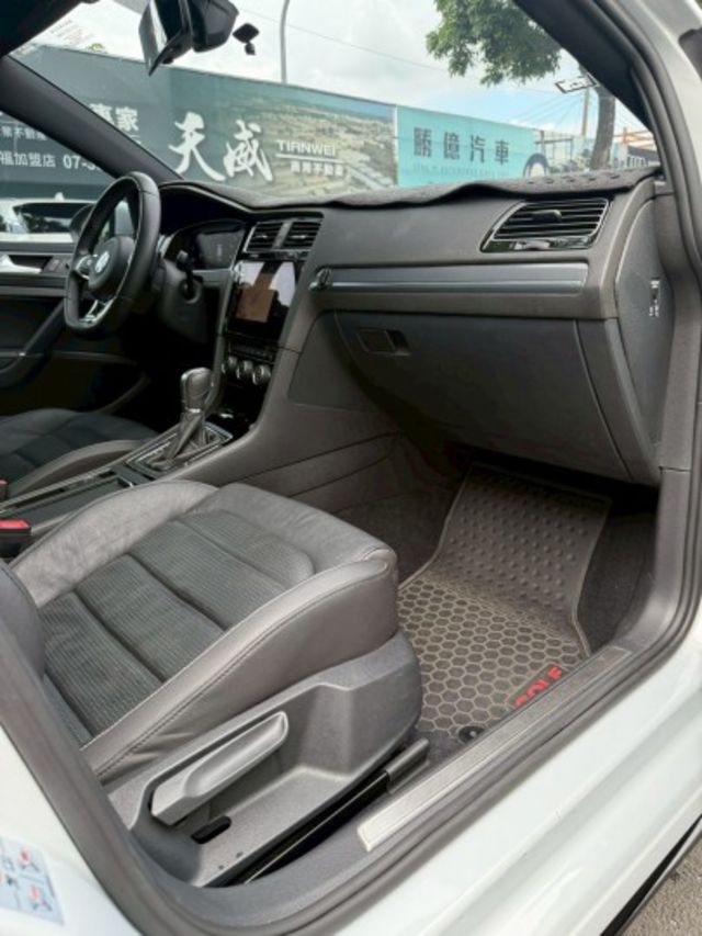 R-Line版 / 女用一手車 / 原廠保養  第7張相片