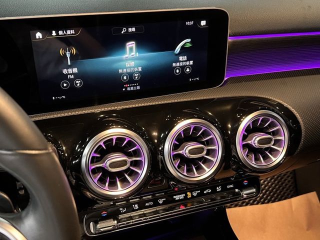 2019年出廠 A250 AMG 4MATIC 里程少跑 雙液晶螢幕/全景天窗/KEYLESS-GO/加熱座椅/麂皮內裝  第10張相片