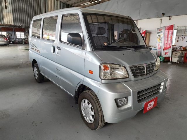 2010年八人座廂型車，空間大好運用，載人載貨兩相宜，車況穩定好開，平價實惠首選，家庭、商用都適合，輕鬆滿足多元需求！  第3張相片