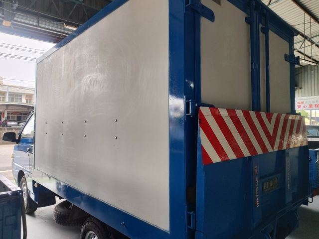 空間方正好載貨，尾門設計上下貨方便，車況良好保養完善，耐操實用的工作好夥伴！  第9張相片