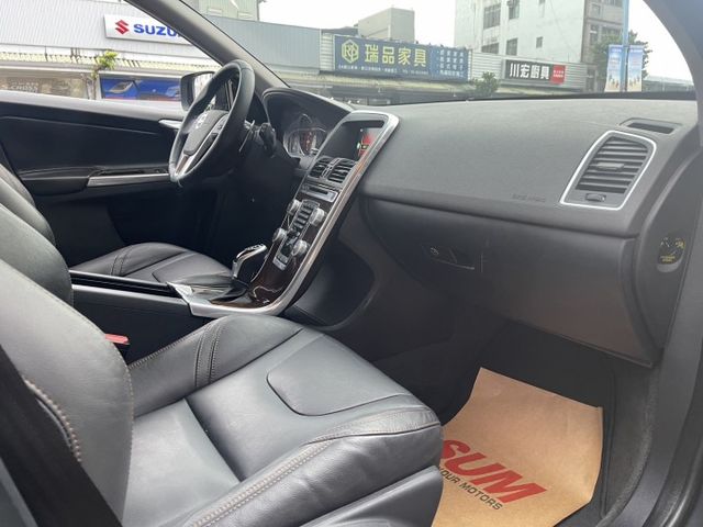 低里程  安全舒適 底盤安穩寧靜 最佳休旅車  第12張相片