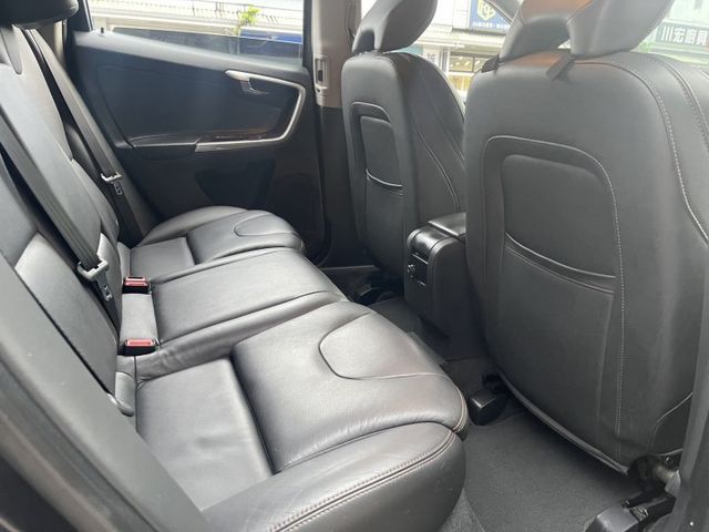 低里程  安全舒適 底盤安穩寧靜 最佳休旅車  第13張相片