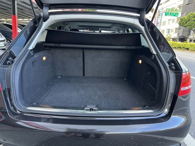 低里程 2.0T 渦輪增壓引擎  全景式天窗  第17張相片