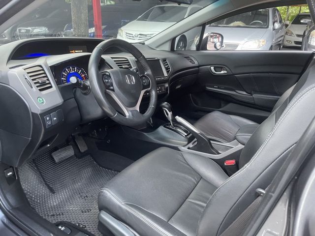 2013年 尾12月  低里程 最佳代步車  第8張相片