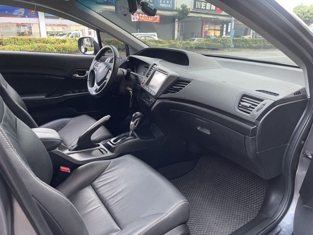 2013年 尾12月  低里程 最佳代步車  第10張相片