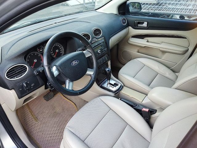 2005年福特 FOCUS 1.8 天窗 淺灰色  第4張相片