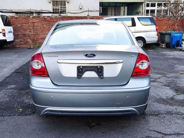 2005年福特 FOCUS 1.8 天窗 淺灰色  第19張相片