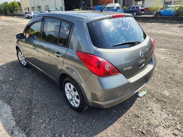 2010年日產LIVINA 1.8 深灰色 I-KEY 定速 倒雷 影像 導航..  第20張相片