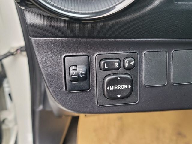 2021年TOYOTA PRIUS C 1.5 油電 白色 I-KEY 倒雷 影像...  第10張相片