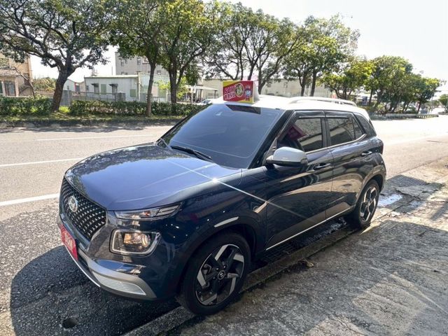 捷勁汽車-GLB款 藍白雙色  盲點偵測 恆溫空調 定速巡航 免鑰匙解鎖啟動 CarPlay 導航  第2張相片