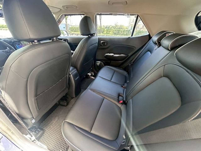 捷勁汽車-GLB款 藍白雙色  盲點偵測 恆溫空調 定速巡航 免鑰匙解鎖啟動 CarPlay 導航  第3張相片