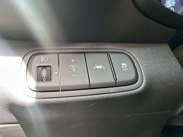 捷勁汽車-GLB款 藍白雙色  盲點偵測 恆溫空調 定速巡航 免鑰匙解鎖啟動 CarPlay 導航  第4張相片