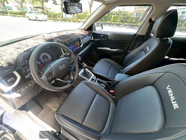 捷勁汽車-GLB款 藍白雙色  盲點偵測 恆溫空調 定速巡航 免鑰匙解鎖啟動 CarPlay 導航  第5張相片