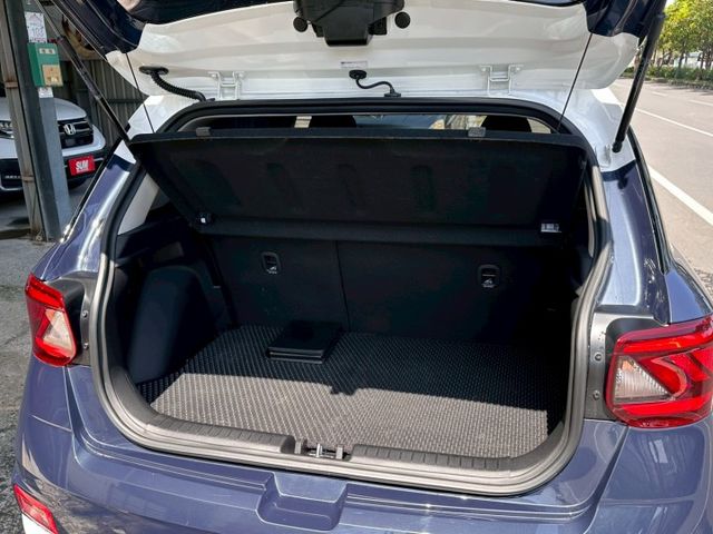 捷勁汽車-GLB款 藍白雙色  盲點偵測 恆溫空調 定速巡航 免鑰匙解鎖啟動 CarPlay 導航  第8張相片