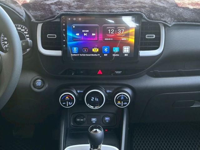 捷勁汽車-GLB款 藍白雙色  盲點偵測 恆溫空調 定速巡航 免鑰匙解鎖啟動 CarPlay 導航  第12張相片