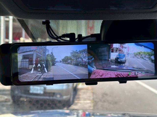 捷勁汽車-GLB款 藍白雙色  盲點偵測 恆溫空調 定速巡航 免鑰匙解鎖啟動 CarPlay 導航  第16張相片