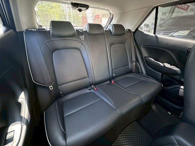 捷勁汽車-GLB款 藍白雙色  盲點偵測 恆溫空調 定速巡航 免鑰匙解鎖啟動 CarPlay 導航  第17張相片