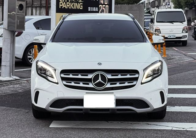 M-BENZ賓士 GLA180  第3張相片