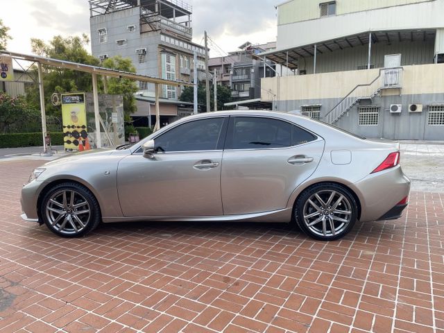 F-Sport版/雙前電動電熱通風座椅/數位儀錶板/18吋鋁圈/內外漂亮/大電池原廠更換過  第7張相片