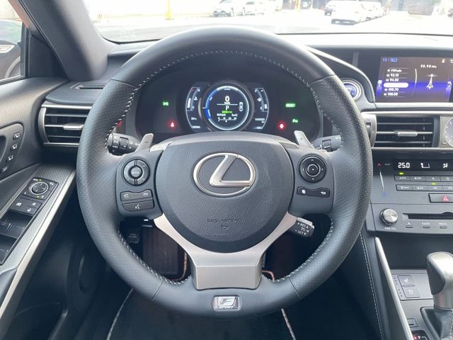 F-Sport版/雙前電動電熱通風座椅/數位儀錶板/18吋鋁圈/內外漂亮/大電池原廠更換過  第14張相片