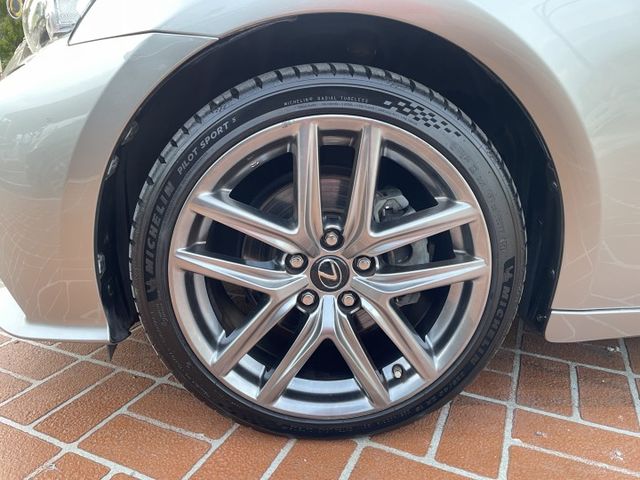 F-Sport版/雙前電動電熱通風座椅/數位儀錶板/18吋鋁圈/內外漂亮/大電池原廠更換過  第16張相片