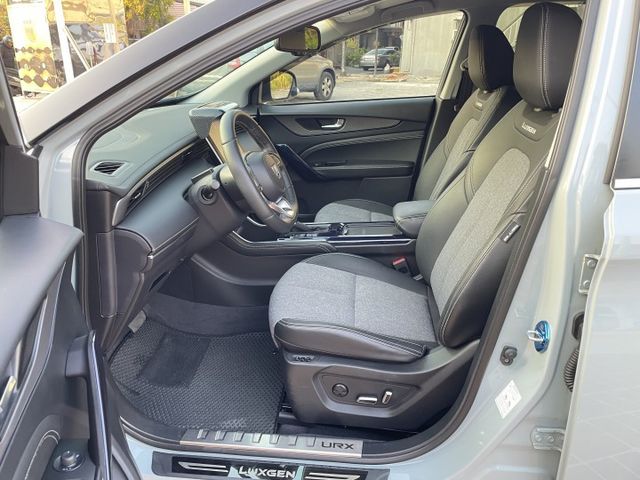 一手車/原鈑件/原廠保養/ACC跟車/雙前電動椅/全景天窗/環景影像/電動尾門/只跑1萬公里  第8張相片