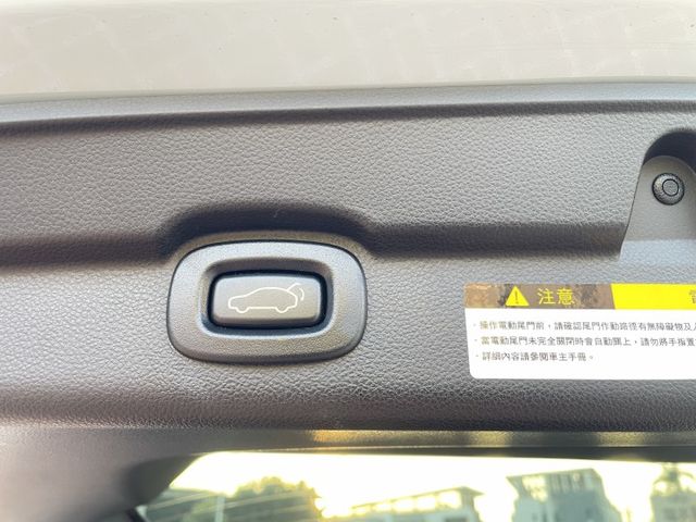 一手車/原鈑件/原廠保養/ACC跟車/雙前電動椅/全景天窗/環景影像/電動尾門/只跑1萬公里  第18張相片