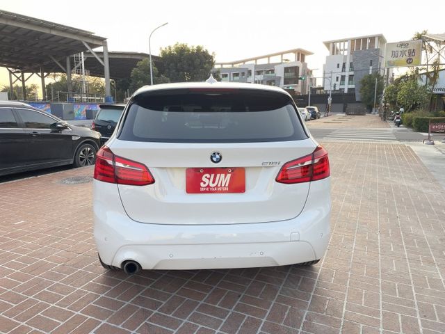 原鈑件/LED頭燈/路線偏移/免鑰匙啟動/摸門/電動尾門/導航/倒車顯影  第5張相片