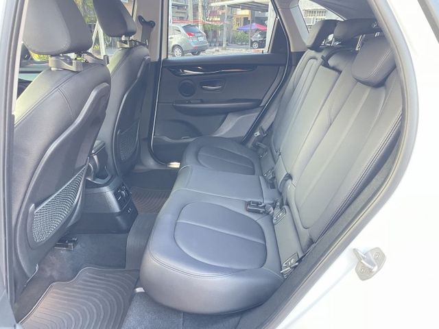 原鈑件/LED頭燈/路線偏移/免鑰匙啟動/摸門/電動尾門/導航/倒車顯影  第9張相片