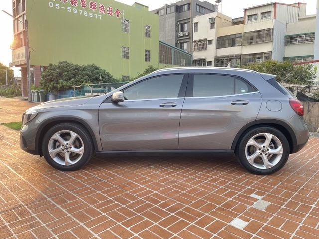 總代理/一手女用車/原廠保養/全景天窗/電動尾門/雙電動椅/LED頭燈/主動停車輔助/免鑰匙啟動  第8張相片