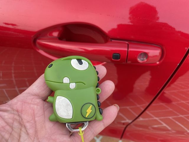 一手女用車 原鈑件 原廠保養 免鑰匙 ACC跟車 車道偏離 CarPlay 盲點偵測 主動煞停 倒車影像  第13張相片