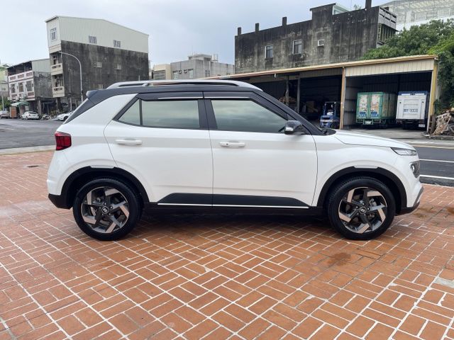 原鈑件/原廠保養/I-KEY/導航/恆溫/倒車顯影/手機無線充電/只跑3萬公里  第4張相片