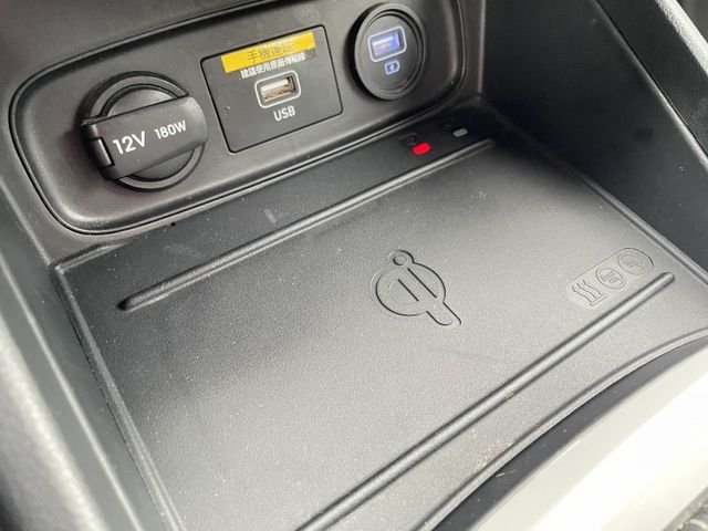 原鈑件/原廠保養/I-KEY/導航/恆溫/倒車顯影/手機無線充電/只跑3萬公里  第17張相片