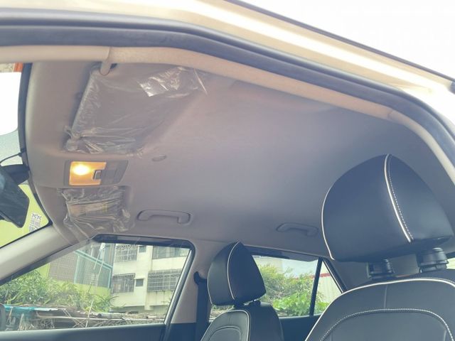原鈑件/原廠保養/I-KEY/導航/恆溫/倒車顯影/手機無線充電/只跑3萬公里  第19張相片