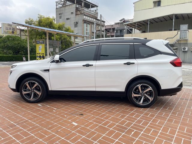 原鈑件/全景天窗/環景影像/盲點偵測/抬頭顯示/車側影像/只跑4萬公里  第6張相片