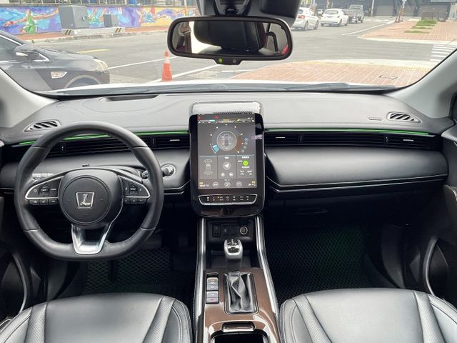 原鈑件/全景天窗/環景影像/盲點偵測/抬頭顯示/車側影像/只跑4萬公里  第13張相片