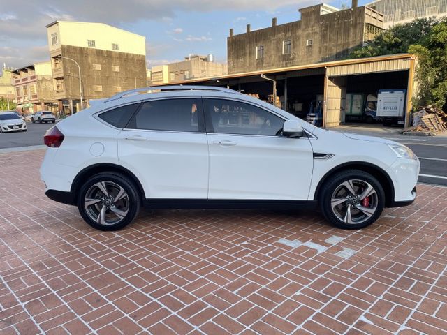 原鈑件/電動椅/天窗/環景影像/車側影像/LED頭燈/抬頭顯示器/升降高音喇叭  第4張相片
