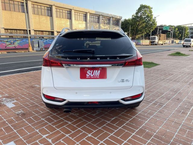 原鈑件/電動椅/天窗/環景影像/車側影像/LED頭燈/抬頭顯示器/升降高音喇叭  第6張相片