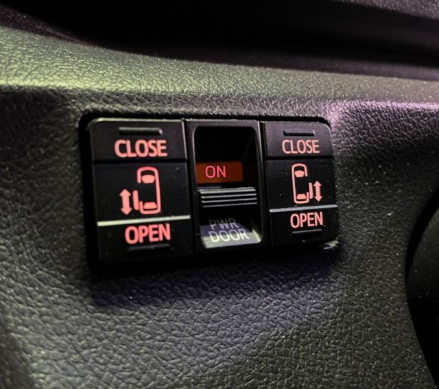 Toyota Sienta 7人座 尊爵版 雙電動滑門  第13張相片