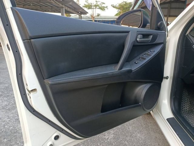 新車價69.9萬/五門實用掀背車/天窗/認證車/里程保證/換購全貸優惠中  第11張相片