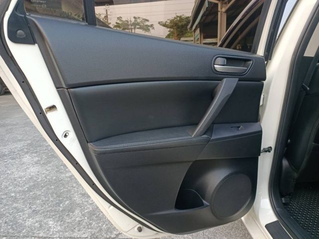 新車價69.9萬/五門實用掀背車/天窗/認證車/里程保證/換購全貸優惠中  第13張相片
