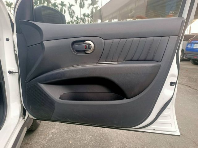 購車贈送安卓機~認證原鈑件/里程保證/胎壓偵測/車頂架/換購全貸優惠中  第13張相片