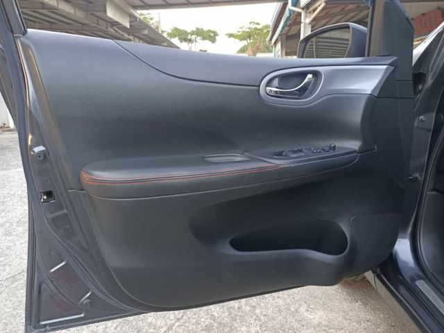 市場稀有.TURBO.渦輪引擎/I key.胎壓偵測器.行車紀錄器.倒車顯影/認證車里程保證/換購全貸皆可  第11張相片
