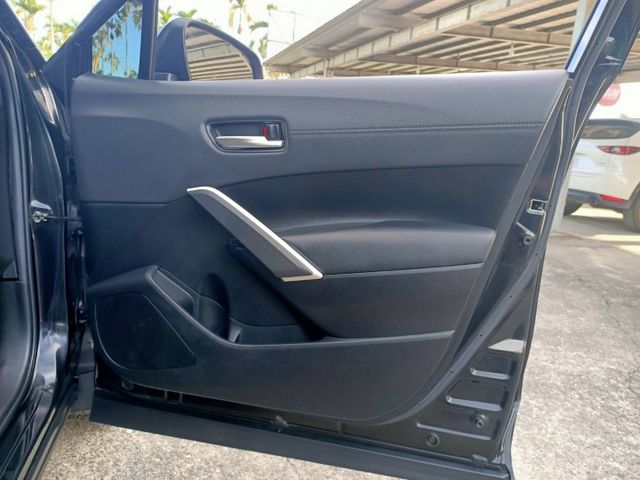 油電尊爵版/I KEY/電動尾門/盲點偵測/循跡防滑/車道偏離/LED頭燈/大螢幕安卓機  第15張相片