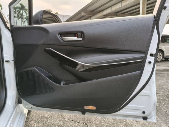 前車主顧車.裡外都很漂亮/豪華版/鈑件原認證車/只跑5萬多公里/ 定速/ACC/車偏/TCS防滑/胎壓監控/後座出風口  第14張相片