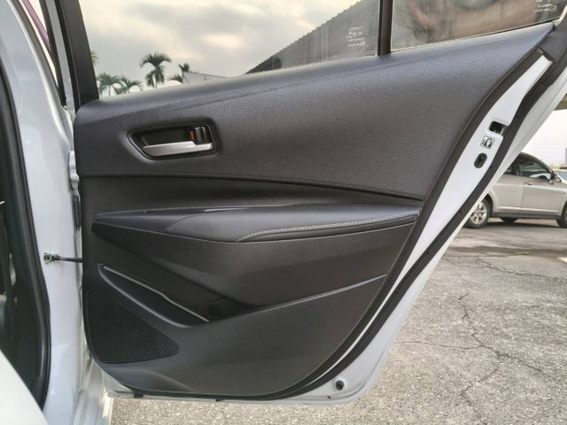 前車主顧車.裡外都很漂亮/豪華版/鈑件原認證車/只跑5萬多公里/ 定速/ACC/車偏/TCS防滑/胎壓監控/後座出風口  第16張相片