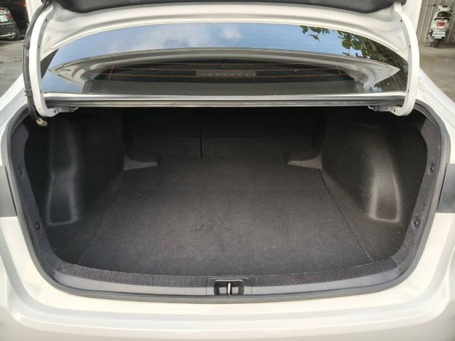 前車主顧車.裡外都很漂亮/豪華版/鈑件原認證車/只跑5萬多公里/ 定速/ACC/車偏/TCS防滑/胎壓監控/後座出風口  第19張相片