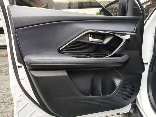 頂級潮玩版/一手車只跑1萬多公里/原廠保固中/全車原板件/電動尾門/盲點/倒車顯影/低率全貸.換購實施中  第9張相片