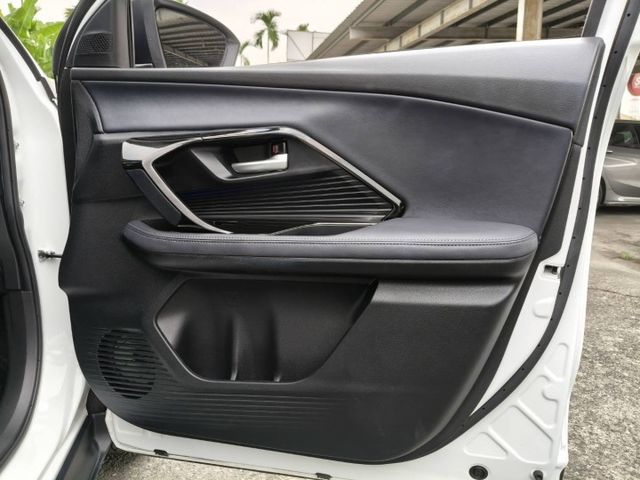 頂級潮玩版/一手車只跑1萬多公里/原廠保固中/全車原板件/電動尾門/盲點/倒車顯影/低率全貸.換購實施中  第14張相片