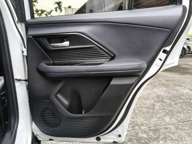 頂級潮玩版/一手車只跑1萬多公里/原廠保固中/全車原板件/電動尾門/盲點/倒車顯影/低率全貸.換購實施中  第16張相片